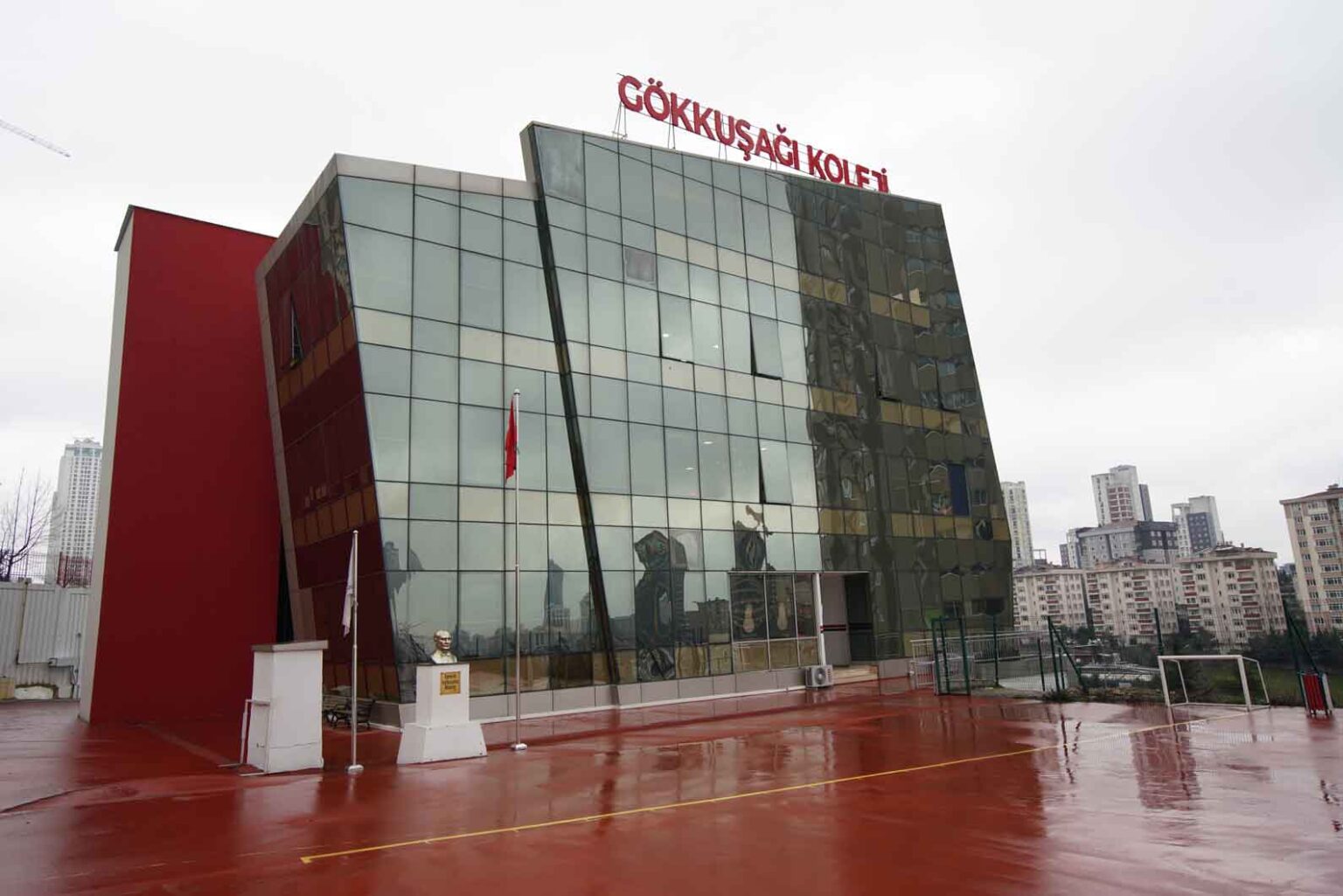 Gökkuşağı Koleji kampüs girişi